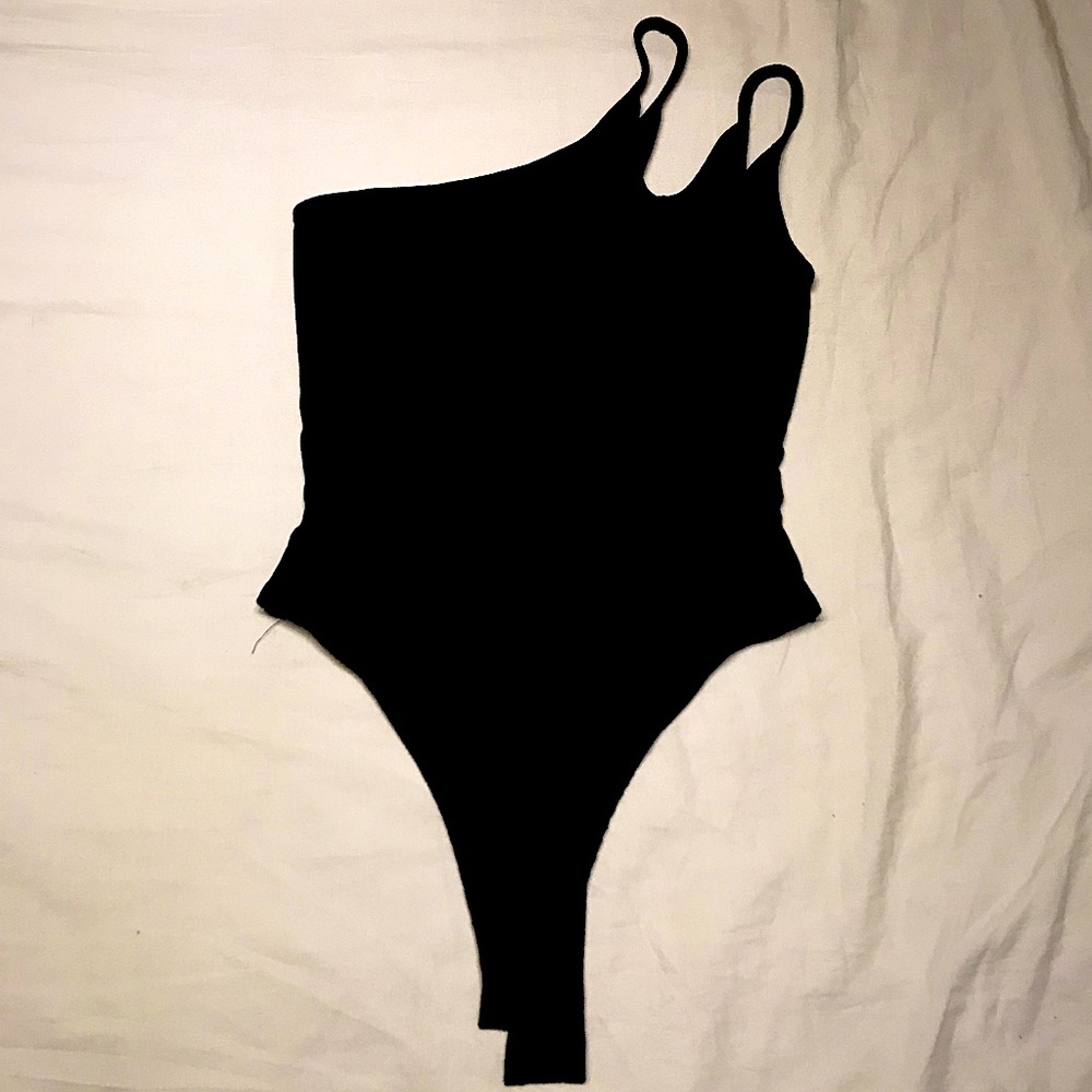 Fashion Nova stylist one-sided bodysuit (Size M) NEW!